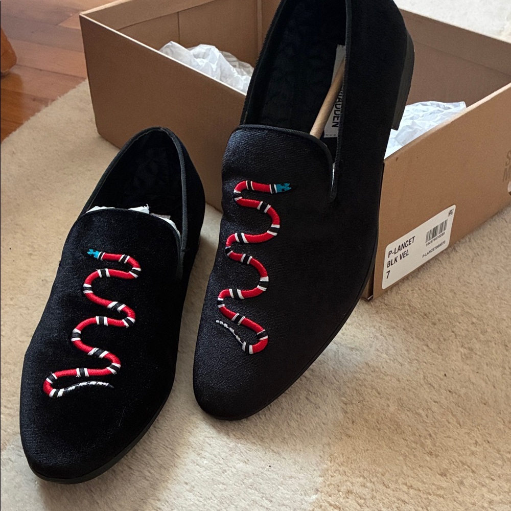 Steve Madden Men’s Loafers Velvet with Snake Embroidery NEW IN BOX size 7